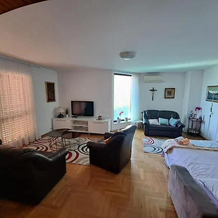 Maver Apartment *